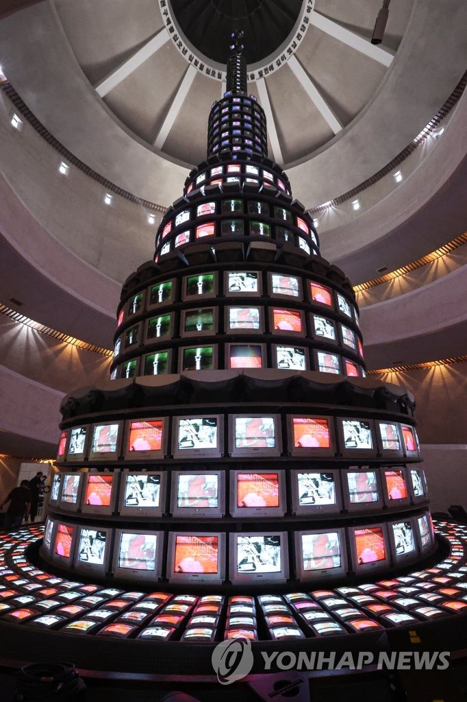 백남준 '다다익선' 백남준 탄생 90주년 맞아 '다다익선' 재가동 (서울=연합뉴스) 서대연 기자 = 15일 오후 과천 국립현대미술관에서 비디오아트 거장 백남준의 대표작 '다다익선' 재가동 기념식이 열리고 있다. '다다익선'은 노후화로 인한 화재 위험 등으로 2018년 가동이 중지됐으나 모니터 교체, 보존환경 개선, 작품 디지털 변환 등 3년에 걸친 보존·복원 작업 끝에 백남준 작가 탄생 90주년인 이날부터 재가동한다. 2022.9.15 dwise@yna.co.kr (끝)