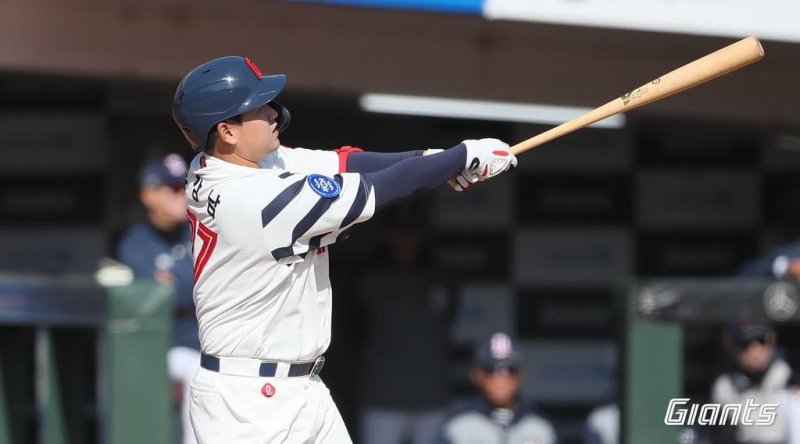 유강남 만루 홈런 유강남 만루 홈런 (서울=연합뉴스) 롯데 자이언츠 유강남이 14일 부산 사직구장에서 열린 두산 베어스와의 프로야구 시범경기, 4회말 대타로 등장해 만루 홈런을 치고 있다. 2023.3.14 [롯데 자이언츠 제공. 재판매 및 DB금지] photo@yna.co.kr (끝)