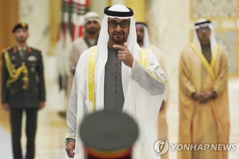 셰이크 무함마드 빈 자예드 알 나흐얀 UAE 대통령 FILE - Emirati leader Sheikh Mohammed bin Zayed Al Nahyan gestures toward an honor guard at Qasar Al Watan in Abu Dhabi, United Arab Emirates, on Jan. 15, 2023. Sheikh Mohammed bin Zayed Al Nahyan, appointed his eldest son Khaled as crown prince of Abu Dhabi on Wednesday