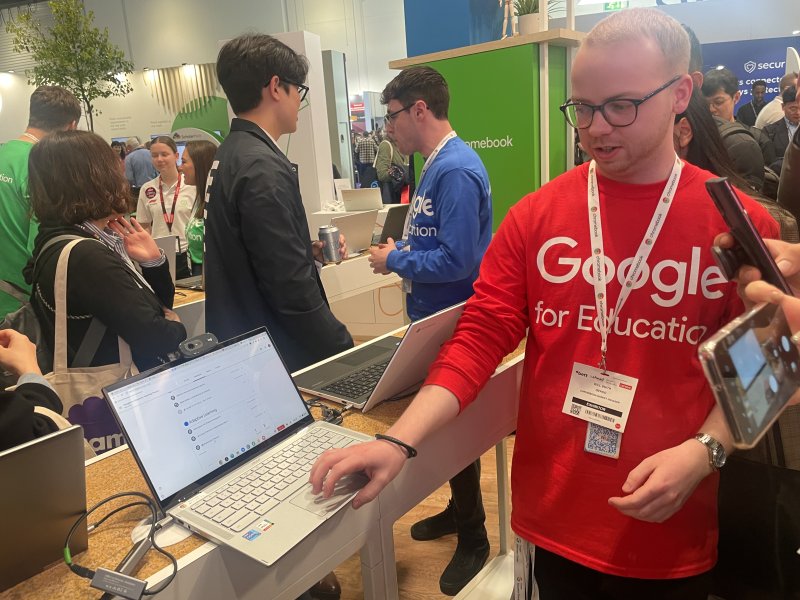 29일(현지시간) 영국 런던에서 열린 'Bett UK 2023' 구글 UK 리미티드 부스에서 관계자가 서비스를 설명하고 있다. ⓒ News1 서한샘 기자