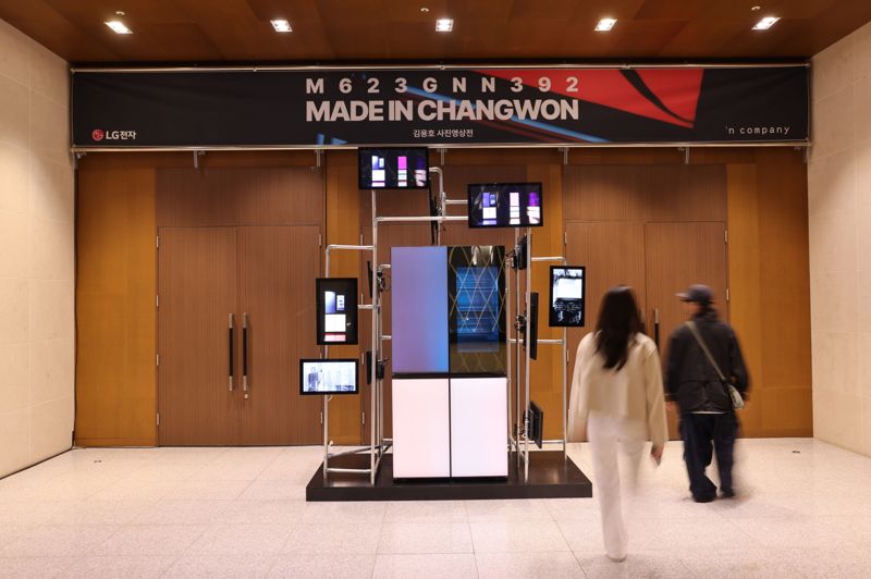 'MADE IN CHANGWON: M623GNN392' 전시장 입구에 위치한 무드업 냉장고와 모니터로 꾸민 조형물로, 각각의 모니터에 무드업 냉장고를 만들기 위한 과정, 환경 등을 영상이 상영되고 있다. LG전자 제공