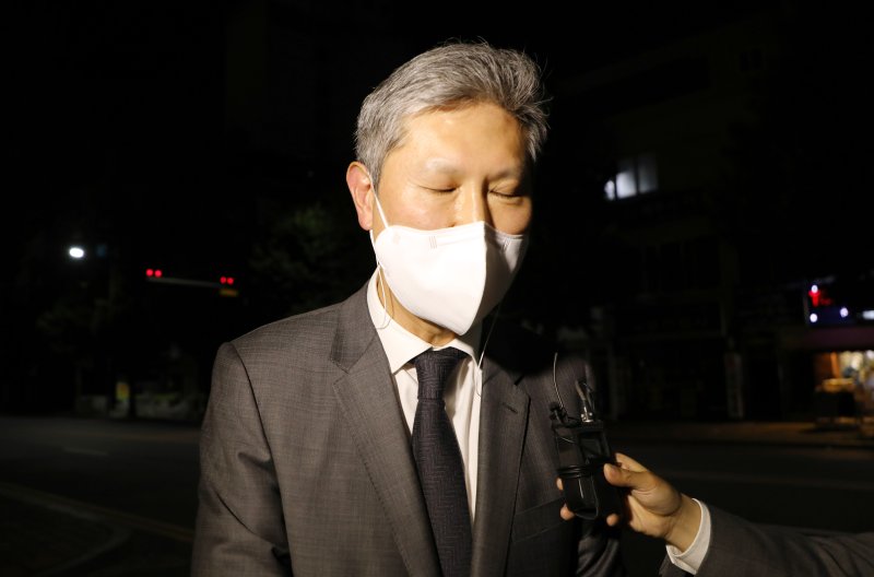 노태우 전 대통령의 장남 노재헌씨가 5·18연극 관람을 위해 25일 광주 동구 한 소극장을 찾았다가 연극 관람 후 이에 항의하는 5·18관계자들에게 '죄송하다'고 사죄하고 있다. 노씨는 이날 '피해자들의 이야기를 듣고 공감하고 싶어 직접 연극 관람을 하고 싶었다'며 광주를 찾은 이유를 밝혔다. 2021.5.25/뉴스1 ⓒ News1 이수민 기자