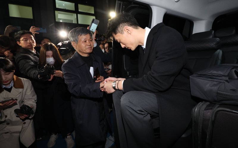마약 투약 혐의 관련 조사를 마치고 석방된 전두환 씨의 손자 전우원 씨가 29일 오후 서울 마포경찰서에서 광주로 향하는 차량에 탑승한 뒤 전태일 열사의 동생 전태삼 씨와 인사하고 있다. (공동취재) 2023.3.29/뉴스1 ⓒ News1 구윤성 기자