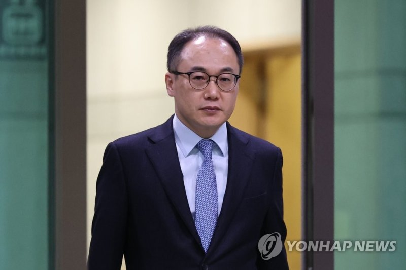 퇴근하는 이원석 검찰총장 (서울=연합뉴스) 김주성 기자 = '검수완박'(검찰 수사권 완전 박탈) 입법이 유효하다는 헌법재판소 결정이 내려진 23일 오후 이원석 검찰총장이 서울 서초동 대검찰청에서 퇴근하고 있다. 2023.3.23 utzza@yna.co.kr (끝)