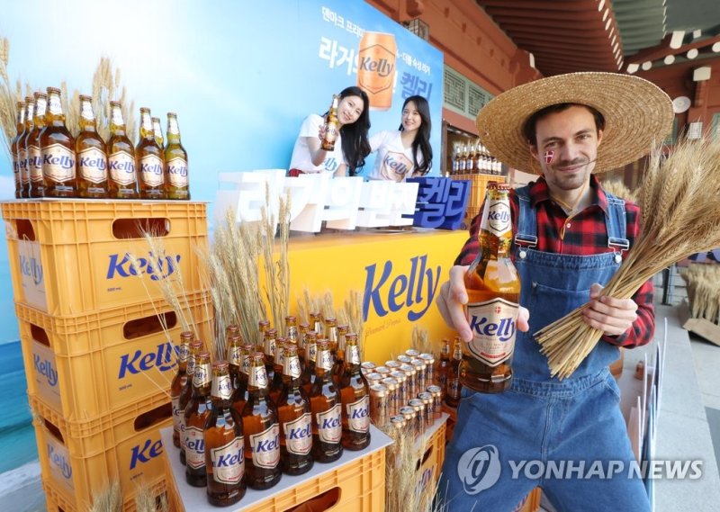 30일 오전 서울 종로구 삼청각에서 열린 하이트진로의 신제품 맥주 '켈리'(Kelly) 출시 기념행사에서 모델들이 맥주를 들고 포즈를 취하고 있다. 사진=연합뉴스