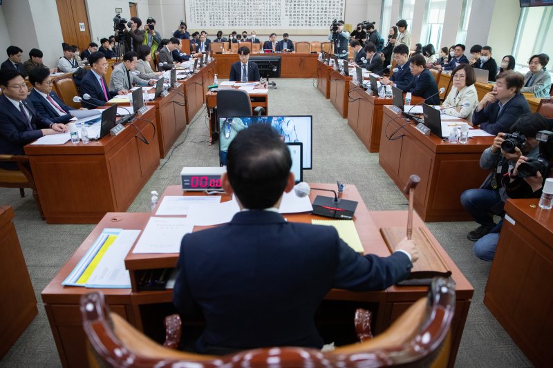 30일 오전 국회에서 열린 법제사법위원회 전체회의. 뉴스1