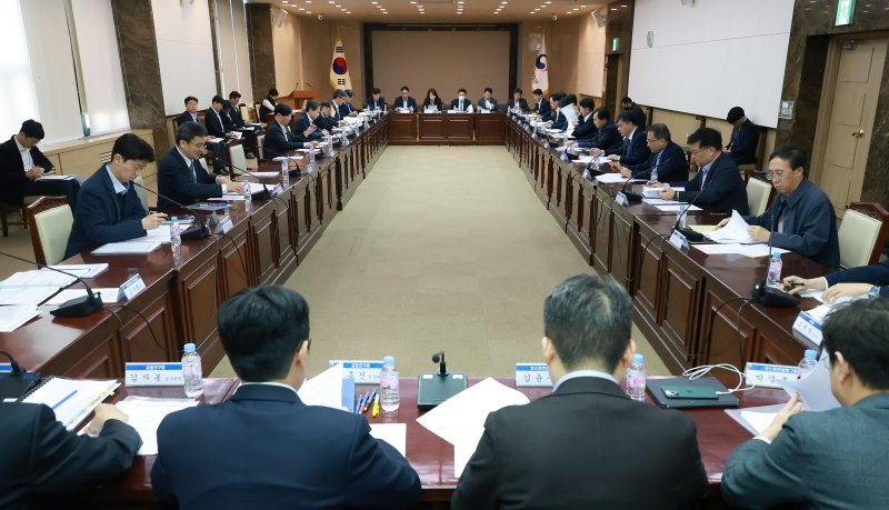 [단독]금융당국·한은, 증권사 법인지급결제 검토, 증권사 계좌로 급여 이체 가능해진다