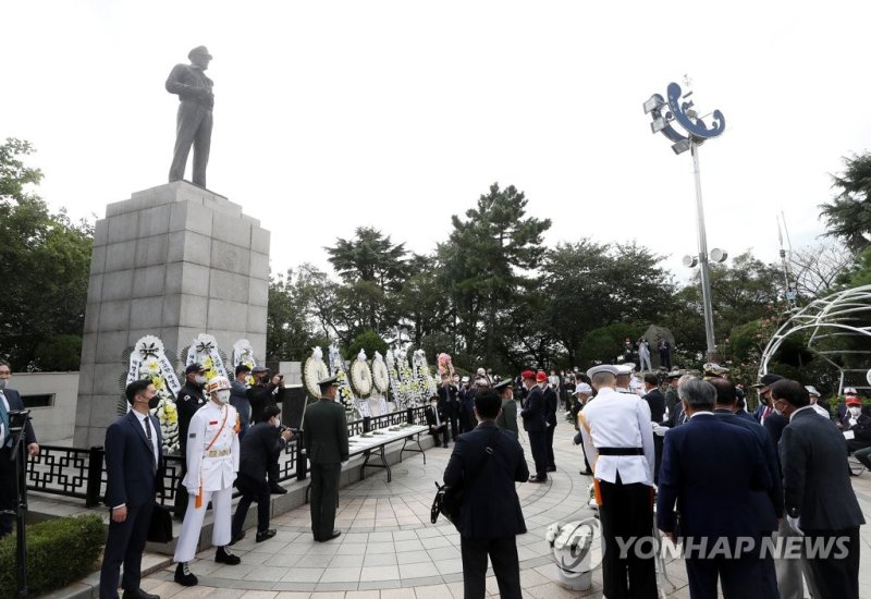 인천상륙작전 72주년 전승행사 '인천상륙작전을 기억하며' (인천=연합뉴스) 윤태현 기자 = 인천상륙작전 72주년인 15일 오전 인천시 중구 자유공원 내 맥아더 장군 동상 앞에서 열린 '인천상륙작전 전승행사'에서 참전 용사 등 주요 내빈들이 동상 앞에 헌화하고 있다. 2022.9.15 tomatoyoon@yna.co.kr (끝)