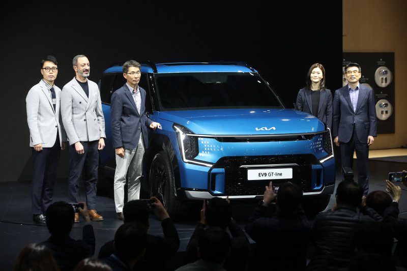 송호성 기아 사장(오른쪽)과 카림 하비브 기아 디자인센터 부사장(왼쪽 두 번째)이 30일 경기도 고양시 킨텍스에서 열린 '2023 서울모빌리티쇼'에서 기아자동차 EV9을 소개하고 있다.2023.3.30/뉴스1 ⓒ News1 이승배 기자