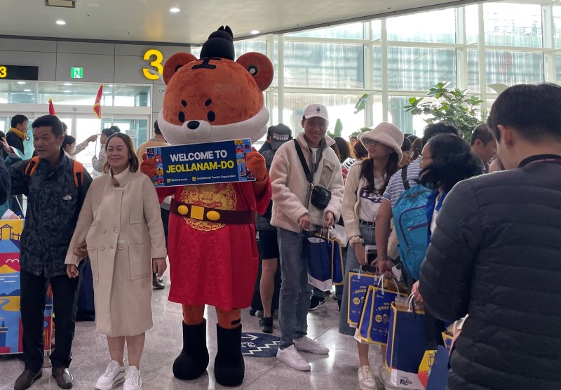 베트남 관광객 무사증 제도 첫 무안국제공항 입국한 가운데 전라남도가 환영행사를 하고 있다. 사진=뉴스1