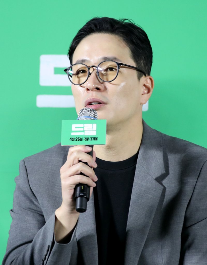 이병헌 감독이 30일 서울 성동구 메가박스 성수점에서 열린 영화 '드림' 제작보고회에서 인사말을 하고 있다. '드림'은 개념 없는 전직 축구선수 홍대(박서준 분)와 열정 없는 PD 소민(이지은 분)이 집 없는 오합지졸 국대 선수들과 함께 불가능한 꿈에 도전하는 이야기 그린 작품이다, 2023.3.30/뉴스1 ⓒ News1 권현진 기자