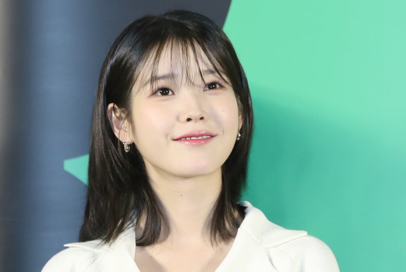 배우 아이유(본명 이지은)가 30일 서울 성동구 메가박스 성수점에서 열린 영화 '드림'(감독 이병헌) 제작보고회에서 미소를 짓고 있다. '드림'은 개념 없는 전직 축구선수 홍대(박서준 분)와 열정 없는 PD 소민(이지은 분)이 집 없는 오합지졸 국대 선수들과 함께 불가능한 꿈에 도전하는 이야기 그린 작품이다, 2023.3.30/뉴스1 ⓒ News1 권현진 기자