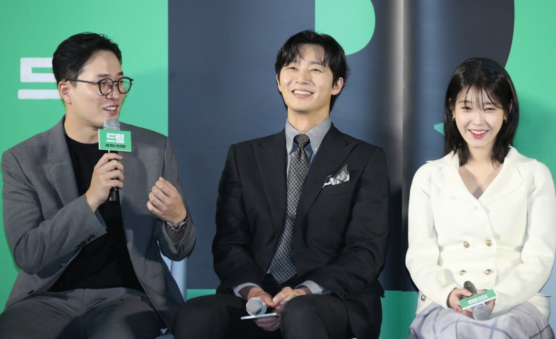 이병헌 감독(왼쪽)이 30일 서울 성동구 메가박스 성수점에서 열린 영화 '드림'(감독 이병헌) 제작보고회에서 아이유를 캐스팅한 질문에 답하고 있다. '드림'은 개념 없는 전직 축구선수 홍대(박서준 분)와 열정 없는 PD 소민(이지은 분)이 집 없는 오합지졸 국대 선수들과 함께 불가능한 꿈에 도전하는 이야기 그린 작품이다, 2023.3.30/뉴스1 ⓒ News1 권현진 기자