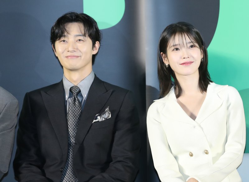 배우 박서준과 아이유(오른쪽)가 30일 서울 성동구 메가박스 성수점에서 열린 영화 '드림'(감독 이병헌) 제작보고회에서 미소를 짓고 있다. '드림'은 개념 없는 전직 축구선수 홍대(박서준 분)와 열정 없는 PD 소민(이지은 분)이 집 없는 오합지졸 국대 선수들과 함께 불가능한 꿈에 도전하는 이야기 그린 작품이다, 2023.3.30/뉴스1 ⓒ News1 권현진 기자