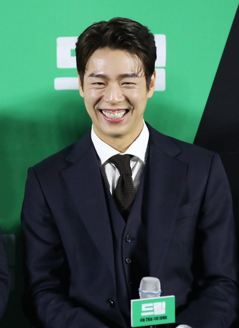 배우 이현우가 30일 서울 성동구 메가박스 성수점에서 열린 영화 '드림'(감독 이병헌) 제작보고회에서 미소를 짓고 있다. '드림'은 개념 없는 전직 축구선수 홍대(박서준 분)와 열정 없는 PD 소민(이지은 분)이 집 없는 오합지졸 국대 선수들과 함께 불가능한 꿈에 도전하는 이야기 그린 작품이다, 2023.3.30/뉴스1 ⓒ News1 권현진 기자
