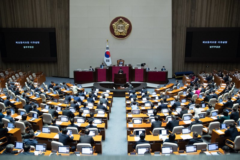 한동훈 법무부 장관이 지난달 30일 오후 국회에서 열린 제1404회 국회(임시회) 제2차 본회의에서 하영제 국민의힘 의원 체포동의요청 이유설명을 하고 있다. 뉴스1