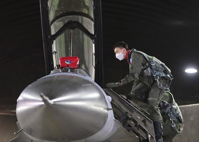 [서울=뉴시스] 공군 제20전투비행단 소속 KF-16 조종사가 14일 야간 임무에 나서기 위해 전투기에 오르고 있다. 공군은 '자유의 방패(Freedom Shield·FS)' 연습과 연계해 14일부터 15일까지 공군 주요 전투비행부대에서 전시 작전지속능력 강화를 위한 '주·야간 지속 출격훈련'을 실시했다. 사진은 기사와 무관. (사진=공군 제공) 2023.03.15. photo@newsis.com *재판매 및 DB 금지