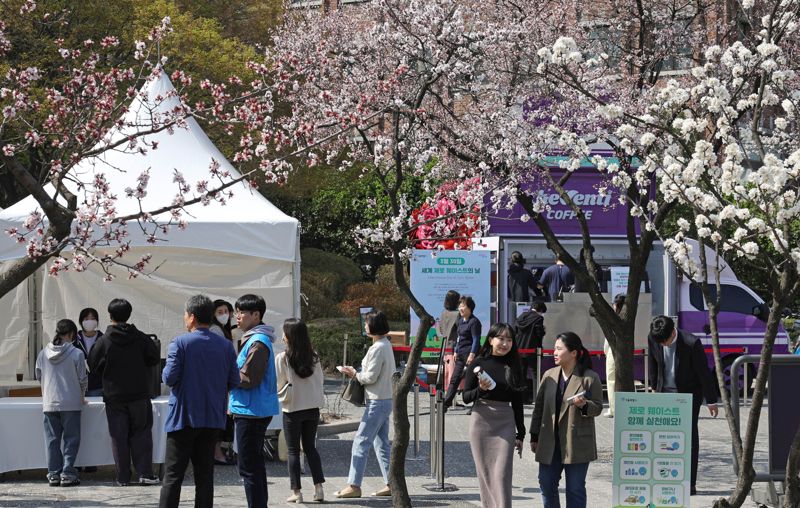 유엔(UN) 지정 '제1회 세계 쓰레기 없는 날'인 30일 서울 중구 정동길에서 서울시가 운영하는 제로 웨이스트 실천 커피차에서 시민들이 텀블러에 무료 음료를 받고 있다. 이날 운영한 커피차는 텀블러를 지참한 시민들에게 무료 음료를 제공했다. 텀블러를 지참하지 않은 시민에게도 서울시 다회용컵(보증금 1천원)에 무료로 음료를 받을 수 있도록 했다. 사진=서동일 기자