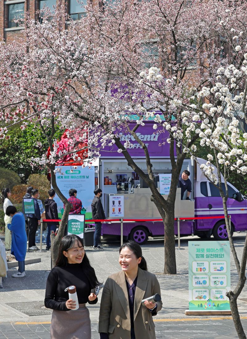 유엔(UN) 지정 '제1회 세계 쓰레기 없는 날'인 30일 서울 중구 정동길에서 서울시가 운영하는 제로 웨이스트 실천 커피차에서 시민들이 텀블러에 무료 음료를 받고 있다. 이날 운영한 커피차는 텀블러를 지참한 시민들에게 무료 음료를 제공했다. 텀블러를 지참하지 않은 시민에게도 서울시 다회용컵(보증금 1천원)에 무료로 음료를 받을 수 있도록 했다. 사진=서동일 기자