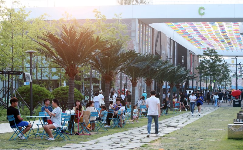 [인천=뉴시스] 인천 연수구 송도국제도시 트리플스트리트 모습. (사진=연수구 제공)