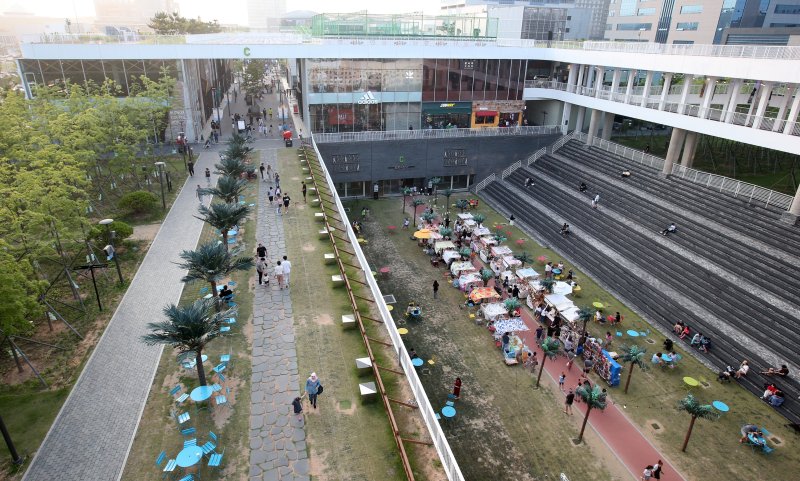 [인천=뉴시스] 인천 연수구 송도국제도시 트리플스트리트 모습. (사진=연수구 제공)