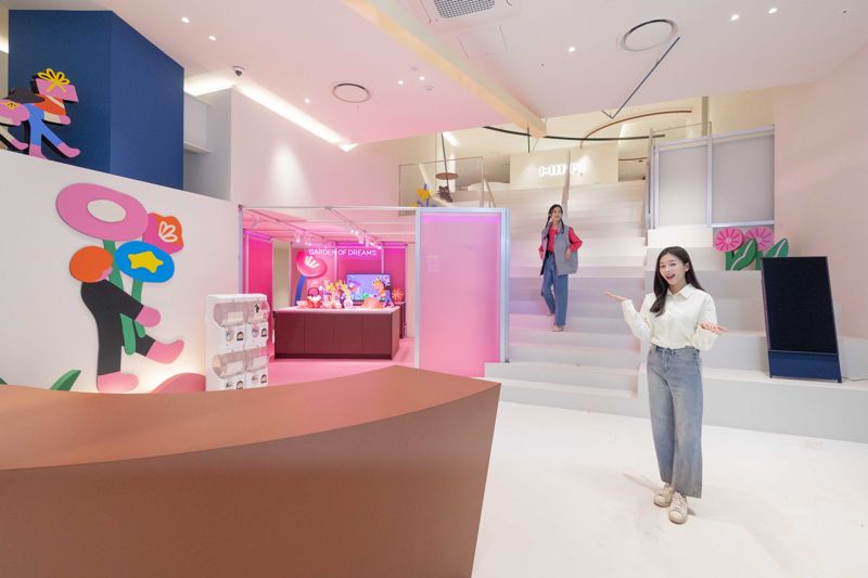 30일 서울 문정동에 문을 연 한샘디자인파크 송파점에서 한샘 직원이 고객들이 자유롭게 즐길 수 있는 '커뮤니티존'에 대해 소개를 하고 있다. 한샘 제공.