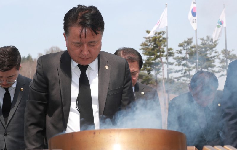 [청주=뉴시스] 이병찬 기자 = 30일 괴산 호국원을 방문한 김영환 충북지사가 분향한 뒤 묵념하고 있다. (사진=충북도 제공) 2023.03.30.photo@newsis.com *재판매 및 DB 금지