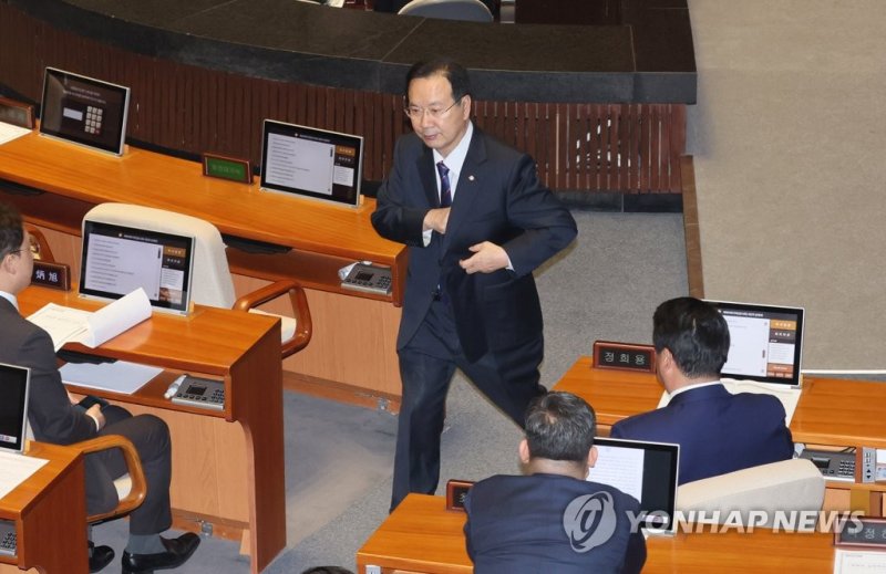 자리로 향하는 하영제 의원 자리로 향하는 하영제 의원 (서울=연합뉴스) 이정훈 기자 = 국민의힘 하영제 의원이 30일 오후 열린 국회 본회의에서 본인의 체포동의안에 대한 신상발언을 마친 뒤 자리로 돌아가고 있다. 2023.3.30 uwg806@yna.co.kr (끝)