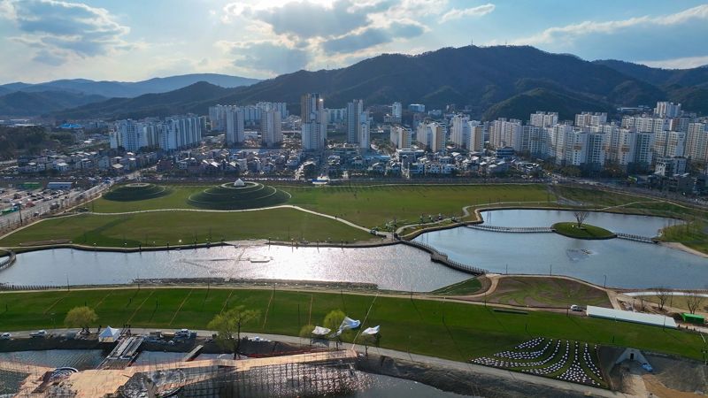 개막식을 관람할 수 있는 오천그린광장과 그린아일랜드 전경