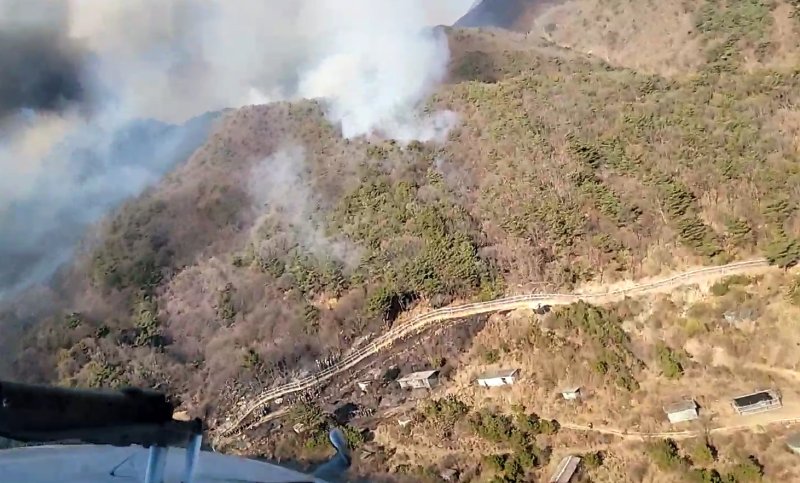 30일 오후 2시28분께 경기 포천시 영북면 한 야산에서 불이 났다..(산림청 제공)