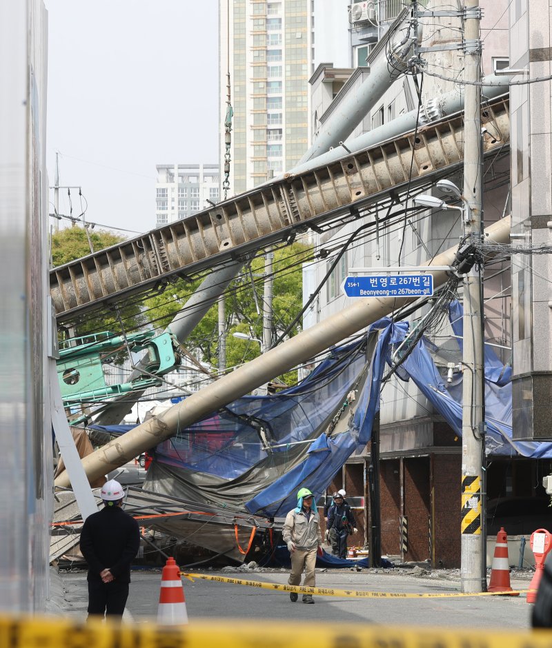 원룸 건물 덮친 항타기 해체 작업 (울산=연합뉴스) 김용태 기자 = 전날 울산시 남구 한 아파트 공사 현장에서 천공 중장비인 항타기가 넘어져 인근 원룸 건물을 덮친 가운데 30일 오후 항타기를 해체하는 작업이 이뤄지고 있다. 2023.3.30 yongtae@yna.co.kr (끝)