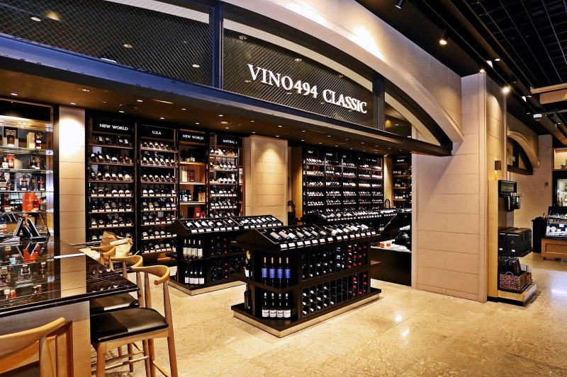 갤러리아백화점이 VIP고객을 대상으로 맞춤형 와인을 제공하는 서비스가 인기를 끌고 있다. 사진은 서울 갤러리아명품관 직영 와인 매장 '비노494'.