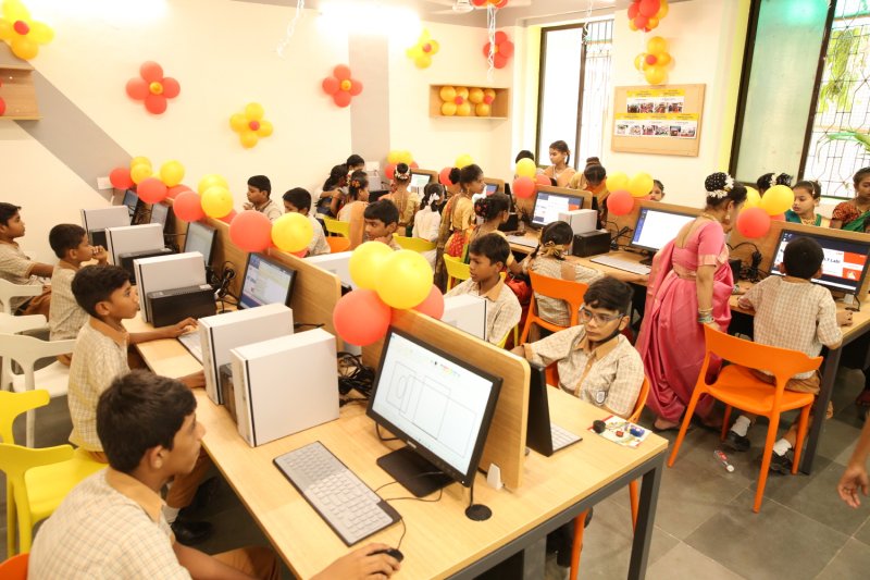 세라젬이 인도 뭄바이 공립학교에 설치한 '드림스쿨'에서 학생들이 수업하고 있다. 세라젬 제공