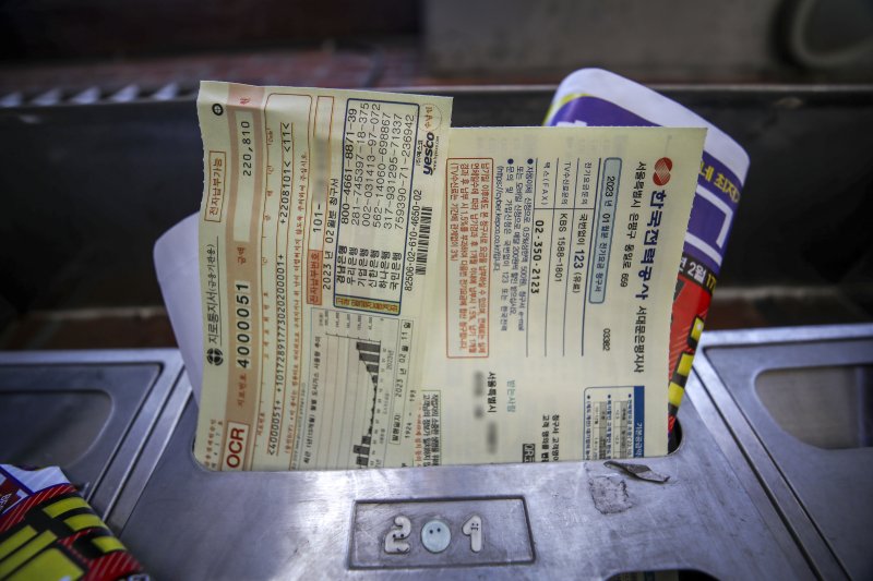 [서울=뉴시스] 정병혁 기자 = 소비자들의 물가 전망에 해당하는 기대인플레이션율이 두 달 연속 상승해 다시 4%대에 진입했다. 향후 1년간의 소비자물가 상승률 전망치인 기대인플레이션율은 지난해 12월 3.8%까지 떨어졌다가 1월(3.9%)보다 0.1%포인트 높은 4.0%%로 이후 2개월 연속 오름세다. 21일 서울 한 주택 우체통에 전기요금과 가스요금 고지서가 넣어져 있다. 2023.02.21. jhope@newsis.com