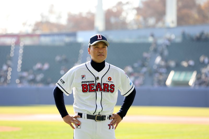 이승엽 두산 베어스 감독이 20일 오후 서울 송파구 잠실야구장에서 열린 최강몬스터즈와 두산베어스의 이벤트 경기에 앞서 그라운드에서 대기하고 있다. 2022.11.20/뉴스1 ⓒ News1 이승배 기자