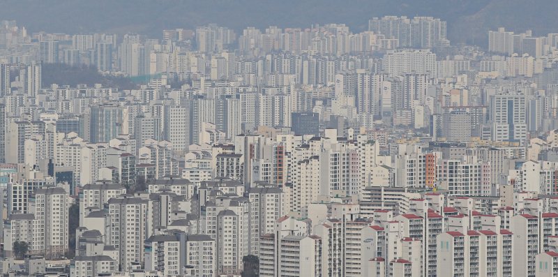 서울 중구 남산에서 바라본 아파트 단 모습. 뉴스1