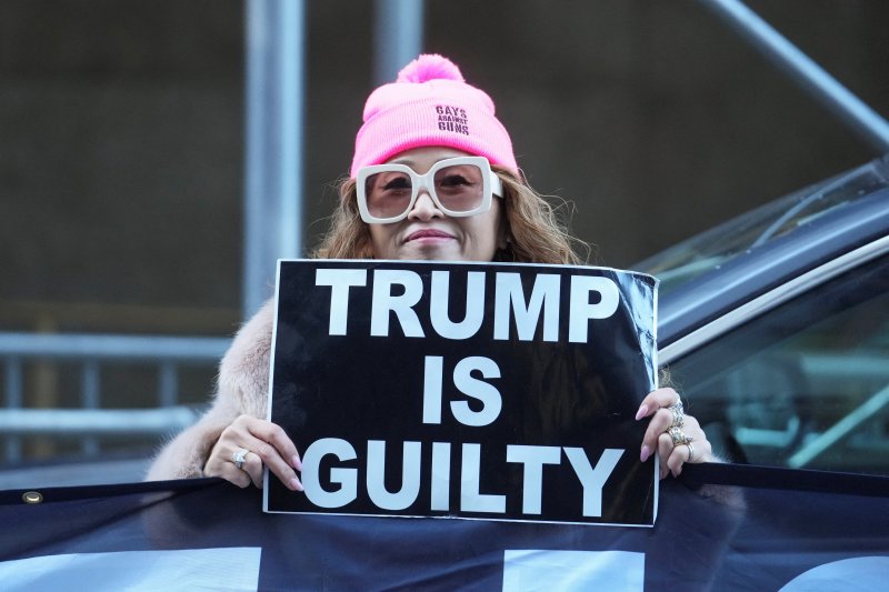 '트럼프는 유죄'라고 써진 팜플릿을 들고 있는 한 미국 시민. /사진=로이터연합뉴스