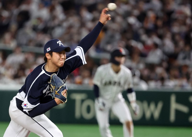 10일 오후 일본 도쿄돔에서 열린 2023 월드베이스볼클래식(WBC) B조 1라운드 대한민국과 일본의 경기, 대표팀 구창모가 7회말 등판해 힘차게 공을 던지고 있다. 2023.3.10/뉴스1 ⓒ News1 김진환 기자