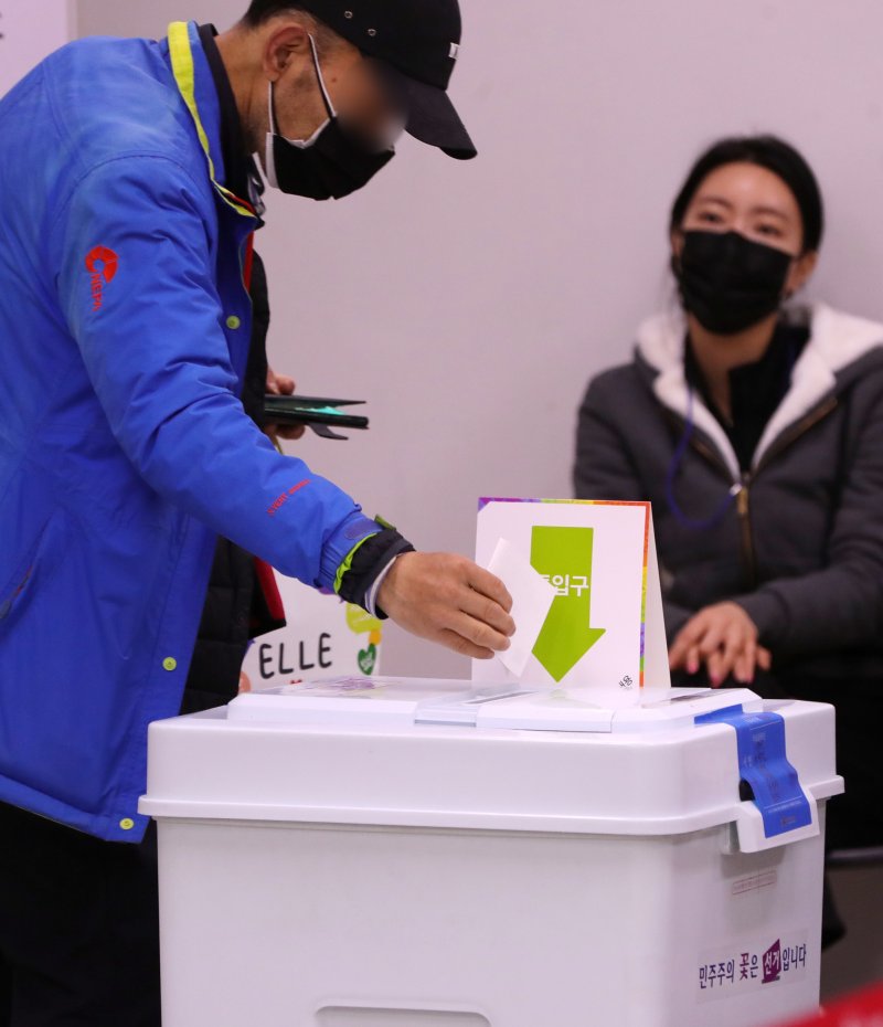 4·5 재보궐선거 사전투표 첫날인 31일 전북 전주시 서신동주민센터에 마련된 사전투표소에서 한 유권자가 투표를 하고 있다. 2023.3.31/뉴스1 ⓒ News1 유경석 기자