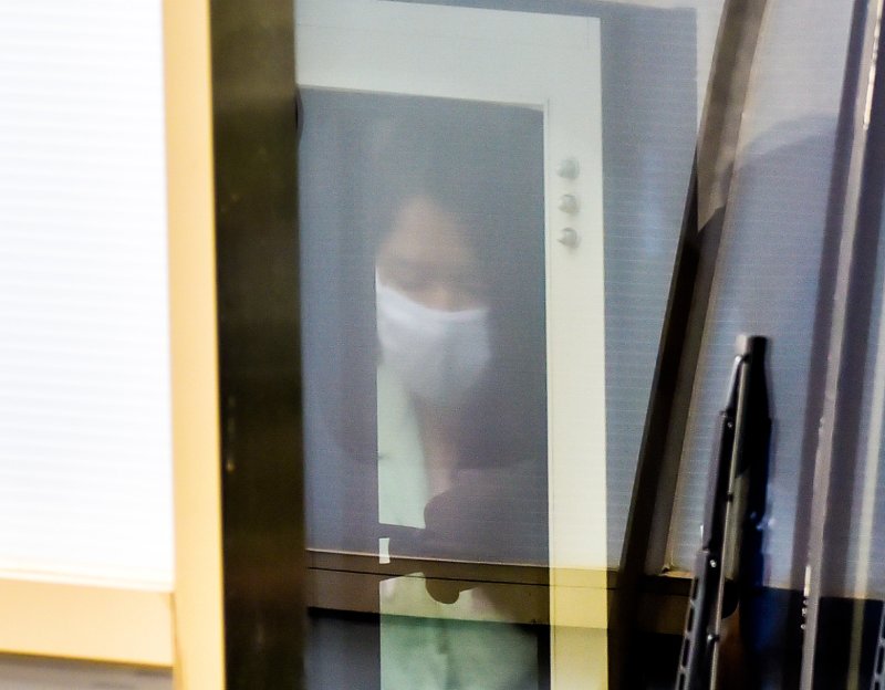 [제주=뉴시스]우장호 기자 = 항고심에서도 무기징역을 선고받은 고유정(37)이 15일 오전 제주지법에서 재판을 마치고 호송차에 오르고 있다. 고씨는 전 남편과 의붓아들을 살해한 혐의로 기소됐다. 2020.07.15. woo1223@newsis.com