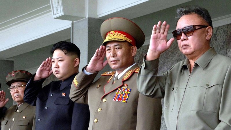 김정일 북한 국방위원장(오른쪽)과 김정은 노동당 총비서(왼쪽에서 두번째). ⓒ News1 DB /사진=뉴스1