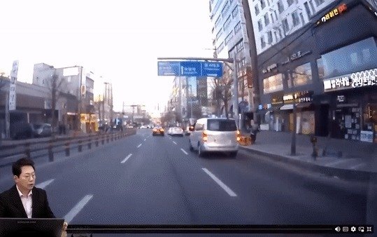 옆 차로 운전자에게 "남은 홍삼 들고가겠냐"며 말을 걸어 은근슬쩍 판매를 시도한 홍삼업자. (한문철 TV)