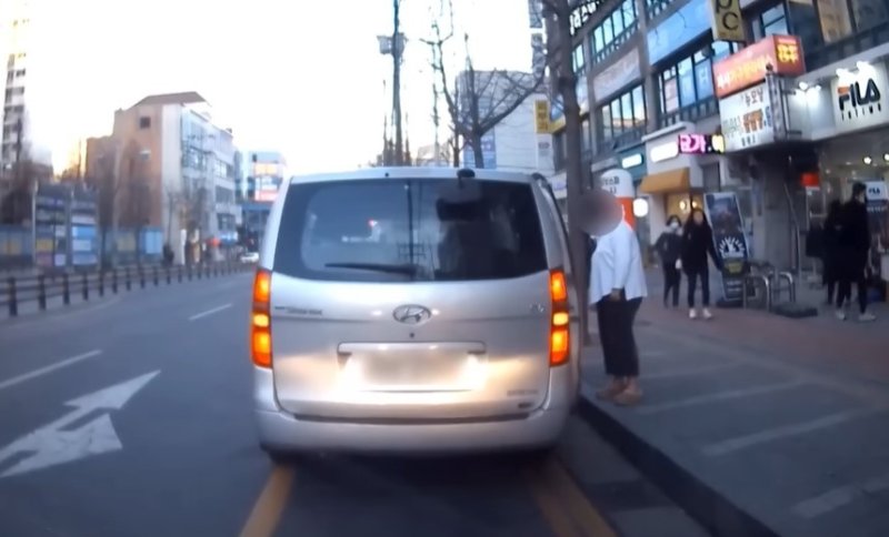 A씨에게 "260만원어치를 50만원에 주겠다"며 판매를 시도한 홍삼업자. (한문철 TV)