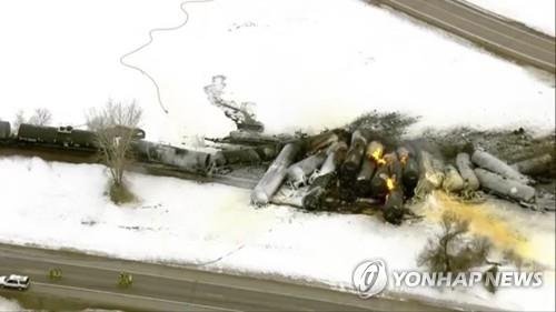 미국 미네소타주 화물열차 탈선 화재 사고 현장 (레이몬드[美 미네소타주] AP=연합뉴스) 미국 미네소타 중부 소도시 레이몬드에서 대형 철도사 'BNSF' 소속 화물열차가 탈선·전복하며 화재가 발생, 주민 대피령이 내려졌다. 2023.3.31 photo@yan.co.kr
