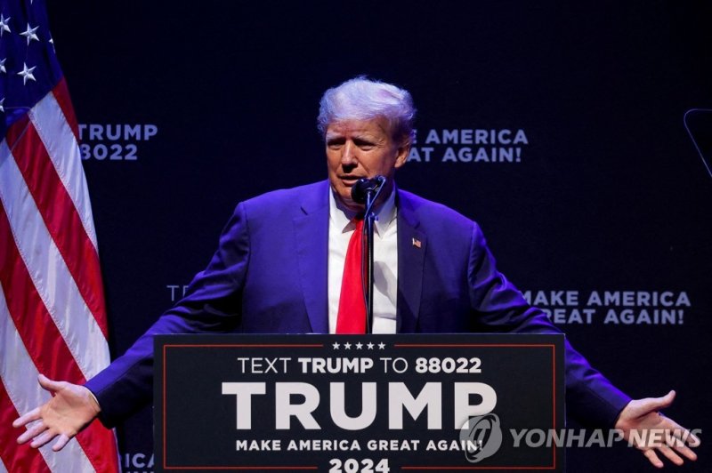 도널드 트럼프 전 미국 대통령 FILE PHOTO: Former U.S. President Donald Trump delivers remarks on education as he holds a campaign rally with supporters, in Davenport, Iowa, U.S. March 13, 2023. REUTERS/Jonathan Ernst/File Photo