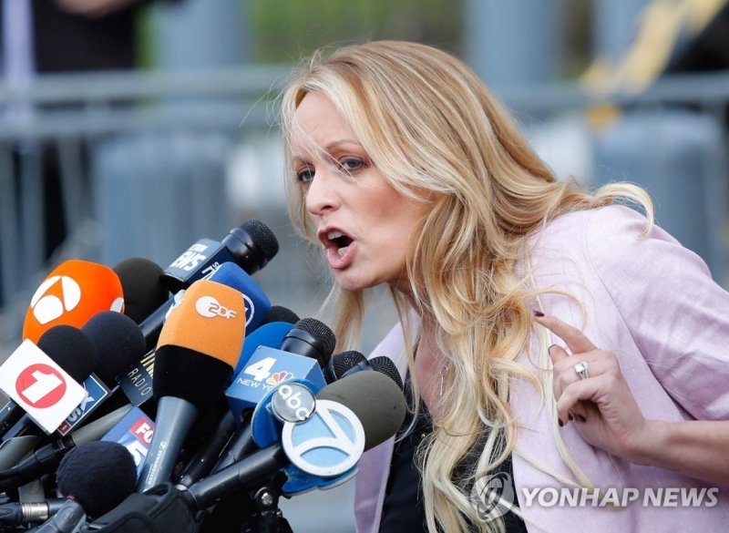 2018년 맨해튼 법원 앞에서 회견하는 스토미 대니얼스 (FILES) In this file photo taken on April 16, 2018, adult film actress Stephanie Clifford, also known as Stormy Daniels speaks US Federal Court in Lower Manhattan, New York. - Former US President Donald Trump said on March 18 2023, he expects to be "arrested" on March 