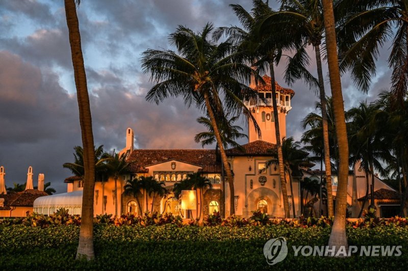 트럼프 전 대통령 거주지인 플로리다주 팜비치의 마러라고 클럽 The Mar-a-Lago Club, home of former US President Donald Trump, on March 22, 2023 in Palm Beach, Florida. - The ex-president himself claimed he would be arrested on March 21 over hush money paid to a pornographic actress, but the day came and went and there were no s