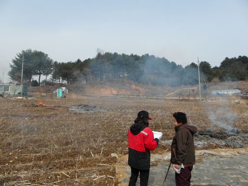 산림청 산불감시요원의 불법소각 단속 모습.