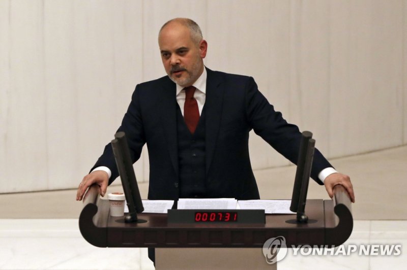 핀란드의 나토 가입 비준안 가결한 터키 의회 Akif Cagatay Kilic, chairman of Turkish parliament's Foreign Affairs Commission, addresses Turkish lawmakers before they voted in favor of Finland's bid to join NATO, late Thursday, March 30, 2023, at the parliament in Ankara, Turkey. All 276 lawmakers present voted unanimou