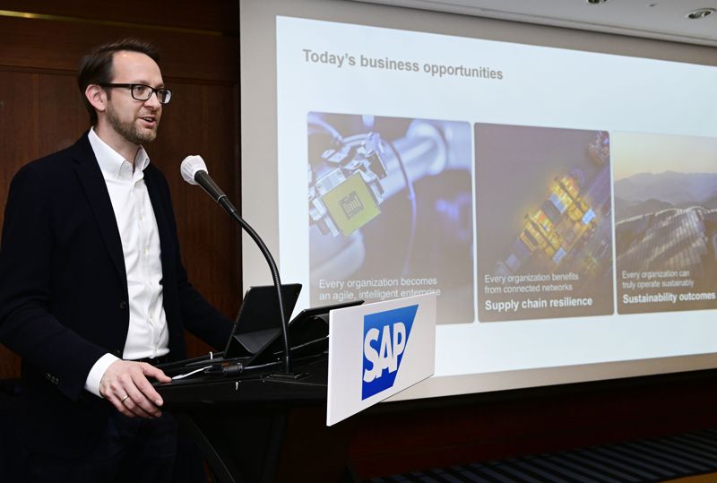 토마스 자우에레시그(Thomas Saueressig) SAP 제품 엔지니어링 총괄 및 이사회 임원이 30일 서울 강남 인터컨티넨탈 서울 파르나스에서 열린 기자간담회에서 공급망 관리에 대해 설명하고 있다. SAP코리아 제공